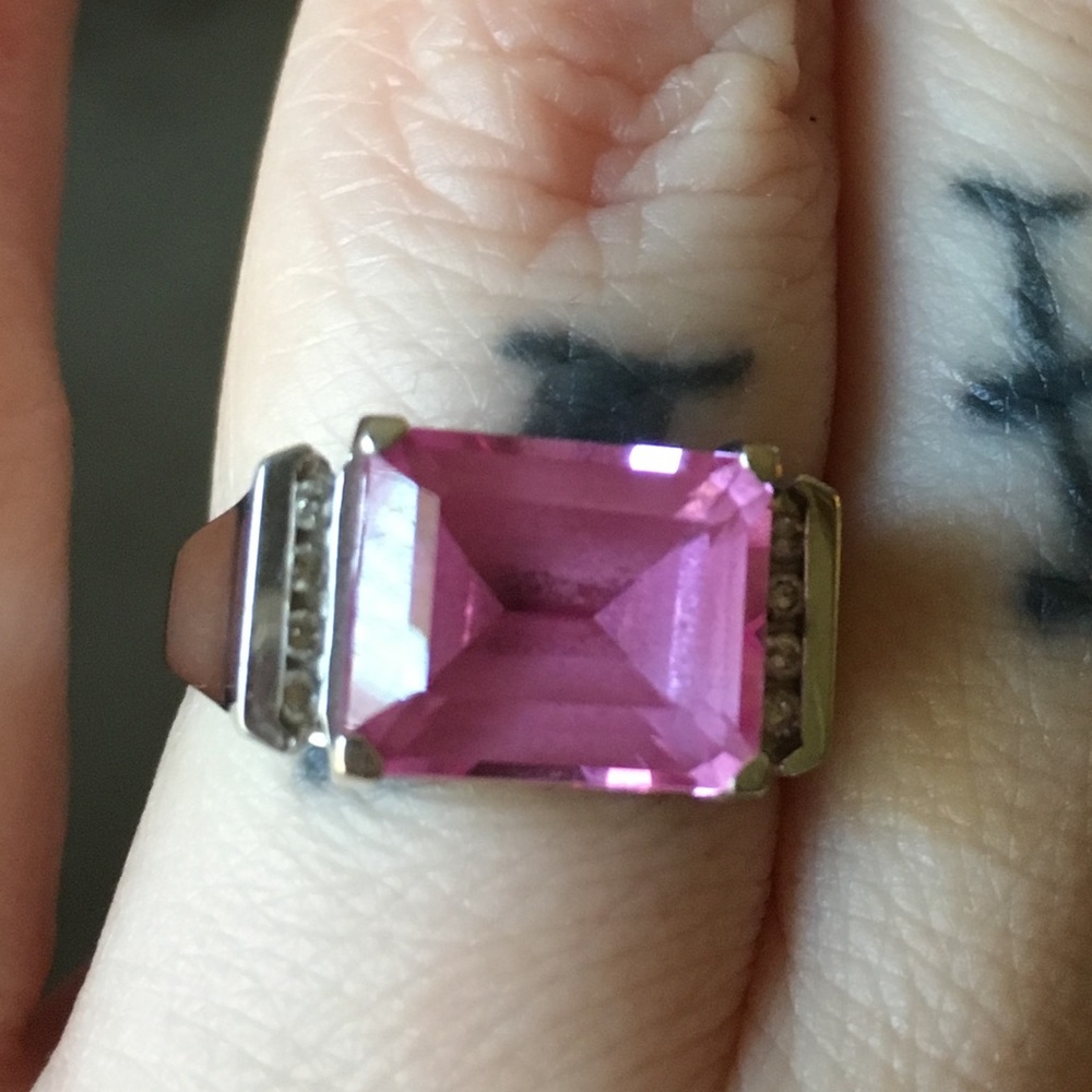 Pink sapphire and diamond ring in white gold